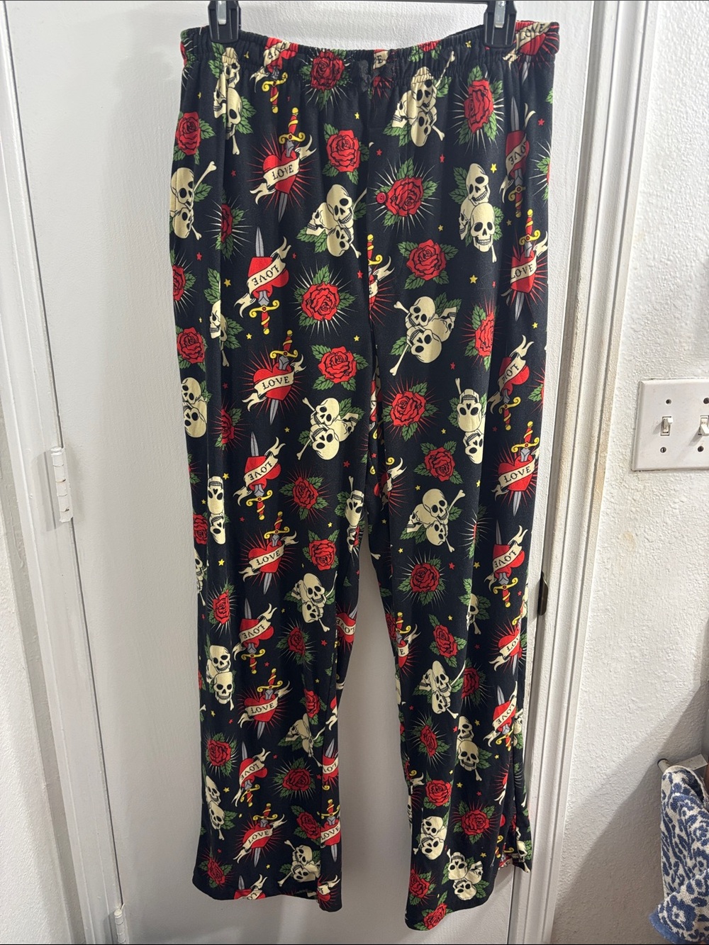 Women’s Black Skull & Rose Lounge Pants - Red Floral Print